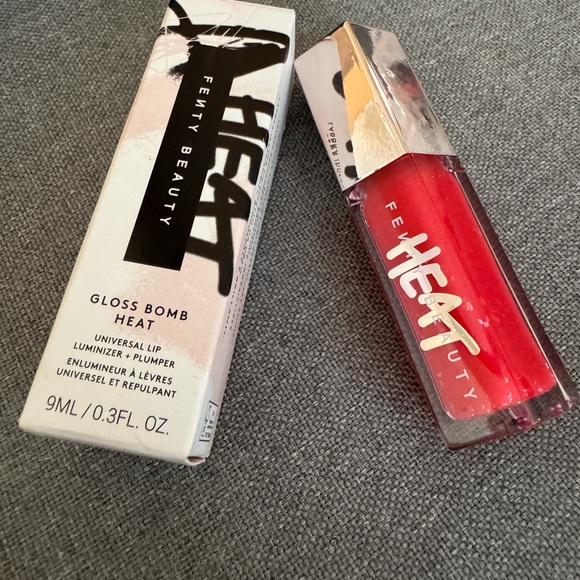 FENTY GLOSS BOMB HEAT UNIVERSAL LIP LUMINIZER + PLUMPER IN HOT CHERRY - Picture 5 of 7
